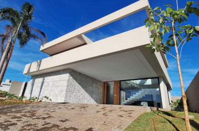 Casa de Alto Padrão à Venda no Condomínio Vale das Araras em Rio Verde GO | 3 Suítes, Piscina e Elevador
