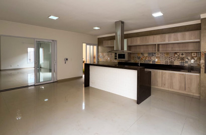 Casa Alto Padrão à Venda no Interlagos – Frente para o Lago | 3 Suítes | Piscina Aquecida | Energia Solar | Agende Sua V