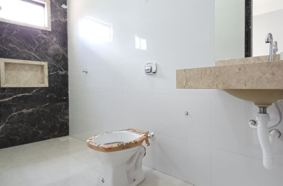 Casa à Venda | 2 Quartos (1 Suíte) | Pé-Direito Alto | 140m² de Lote | R$ 360 Mil
